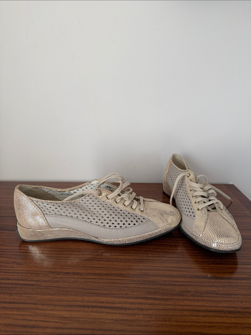 Rangoni Metallic Cream Lace-Up Perforated leather sneakers size 8
